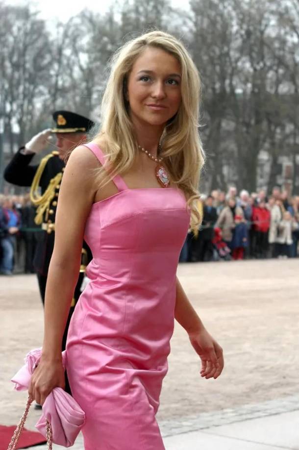 También se dice que el futbolista nourego John Arne Riise le envió un mensaje a Mia Haraldsen. 