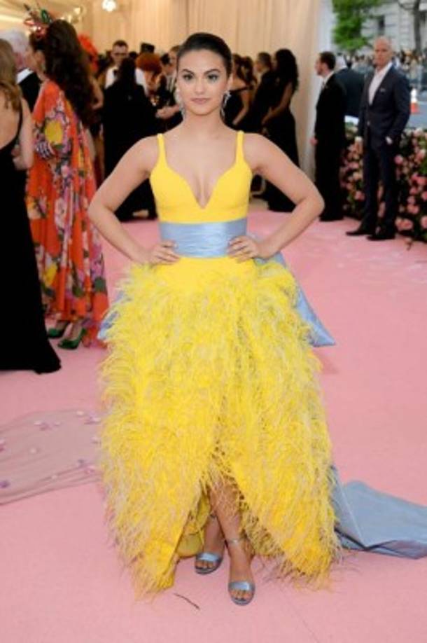 La estrella Camila Mendes apostó por el color de la belleza con este diseño de Prabal Gurung.