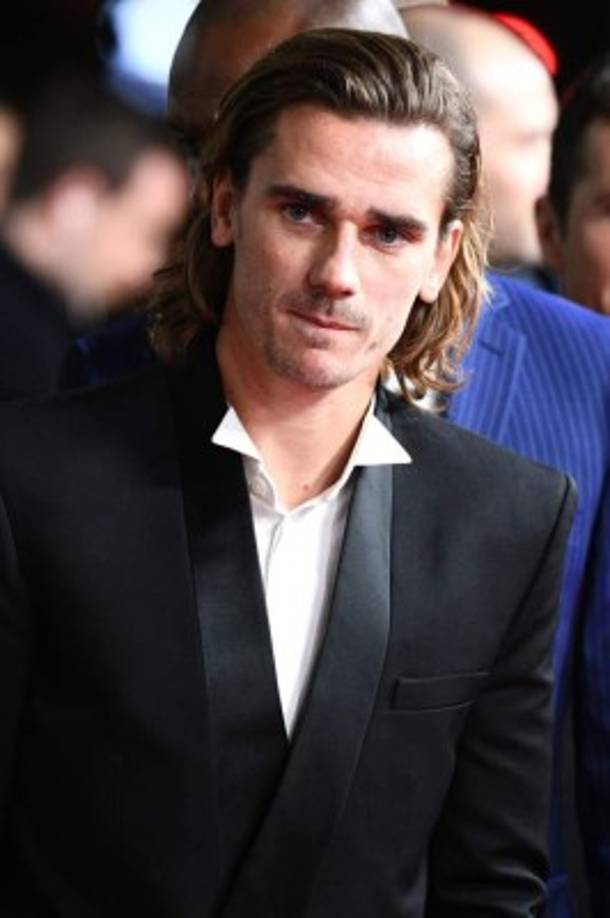 Antoine Griezmann sorprendió con este look en la Alfombra Roja del Balón de Oro.