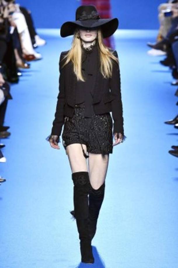 Otra de las firmas que renovó este estilismo atractivo y fácil de llevar fue Carven que volvió con abrigos forrados de borrego, fulares de punto a modo de ponchos.