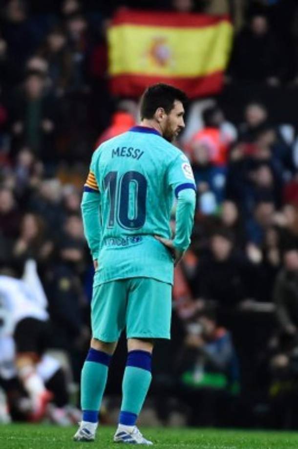 Barcelona's Argentine forward Lionel Messi reacts during the Spanish league football match Valencia CF against FC Barcelona at the Mestalla stadium in Valencia on January 25, 2020. (Photo by JOSE JORDAN / AFP)