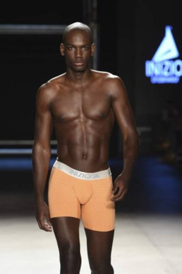 Inizio. Ropa interior para vestir la silueta masculina. Esta es la colección debut de la marca y destacan en la pasarela los boxers en bases textiles de control, los pantalones deportivos que se comportan como una segunda piel y las piezas exteriores que juegan con los contrastes de color y una variedad de estampados.
