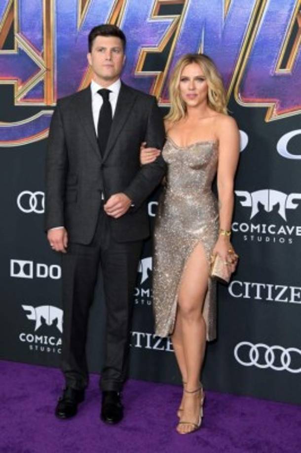 La actriz Scarlett Johansson (Viuda Negra) estuvo acompañada del también actor Colin Jost.