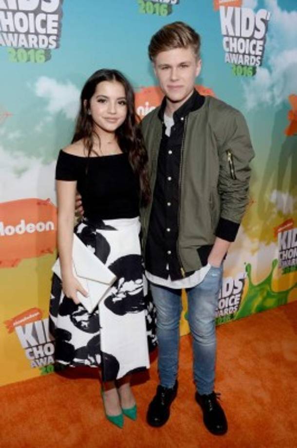 Los actores Isabela Moner y Owen Joyner.