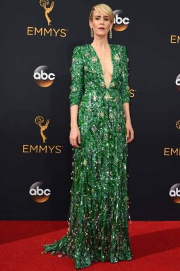 La actriz Sarah Paulson llegó con un vestido escote en V en la alfombra de los premios Emmy 2016.