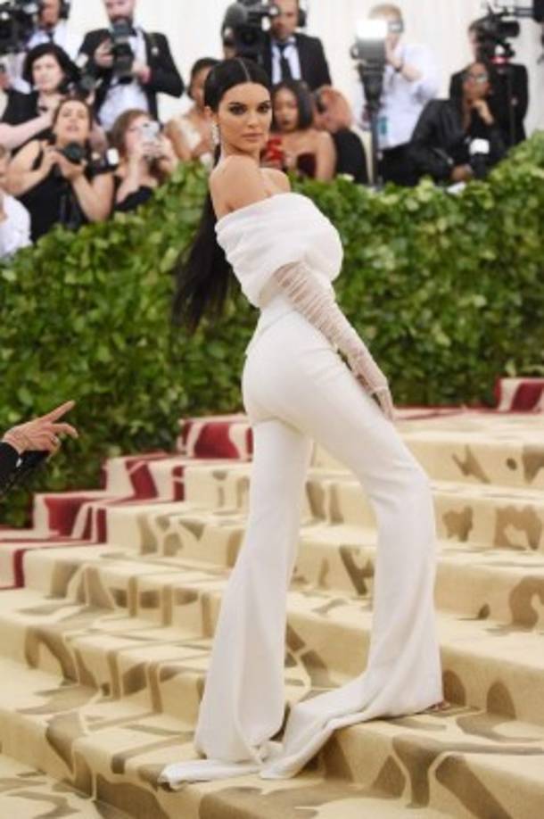 Otra que defraudó en la alfombra roja fue Kendall Jenner. La modelo optó por un look totalmente blanco con unos pantalones, de la firma Off White, con una especie de 'cola'.