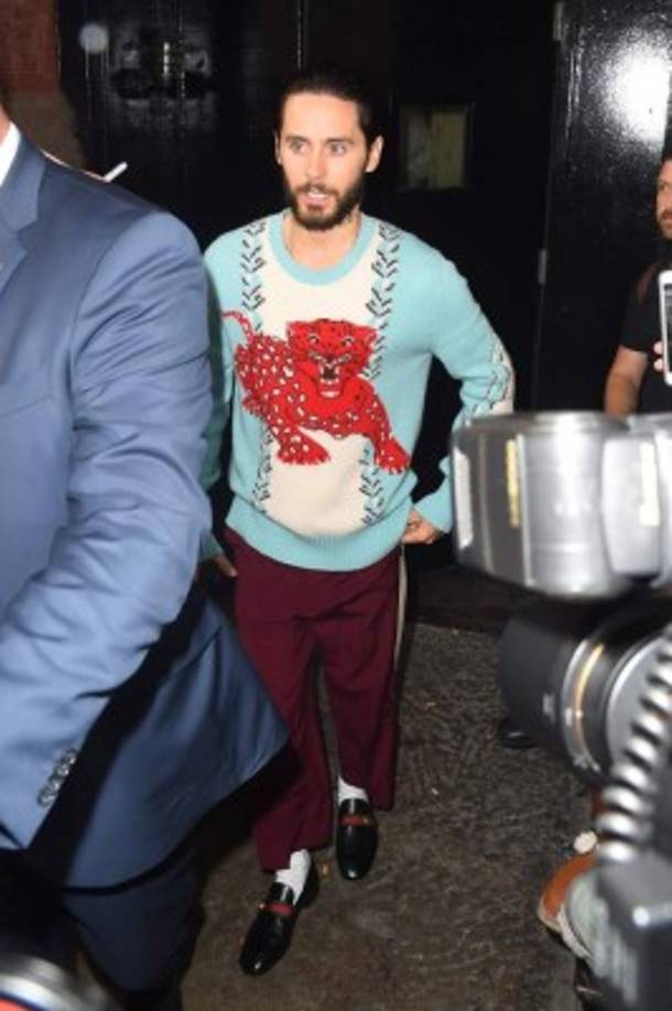 Con un suerte azul y un bordado color rojo de un tigre, Jared llegó a la show de Jimmy Fallon para hablar de su última película. Ahora no pueden faltar sus zapatos negros estilo mocasín de Gucci valorados en más de 15 mil lempiras.