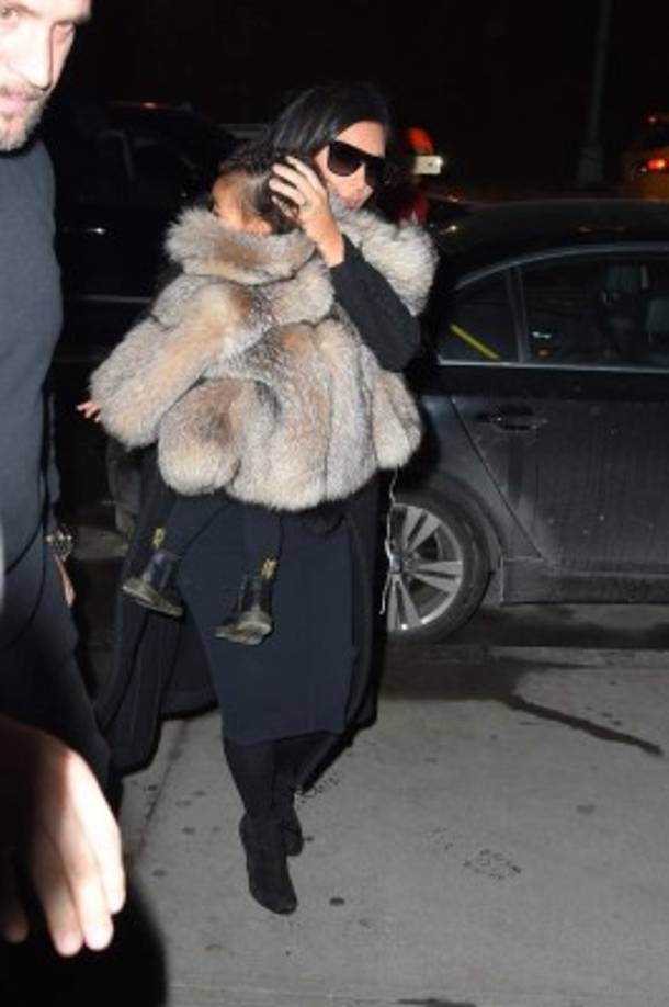 Kim viste a North con lo último en pieles y ropa de bebé de las marcas más prestigiosas.