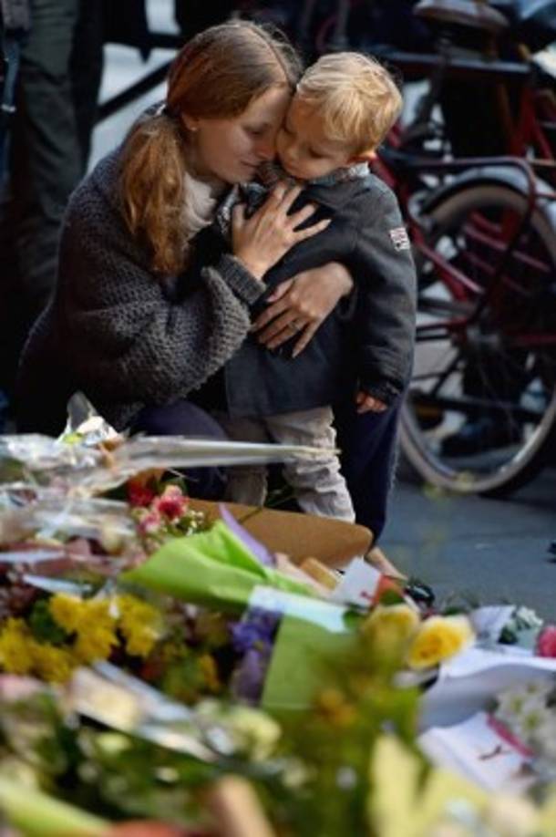 Los niños han participado de los homenajes a las víctimas.