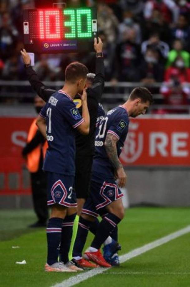 Y a los 65 minutos, Lionel Messi ingresó al terreno de las acciones en lugar de su compañero y amigo Neymar.