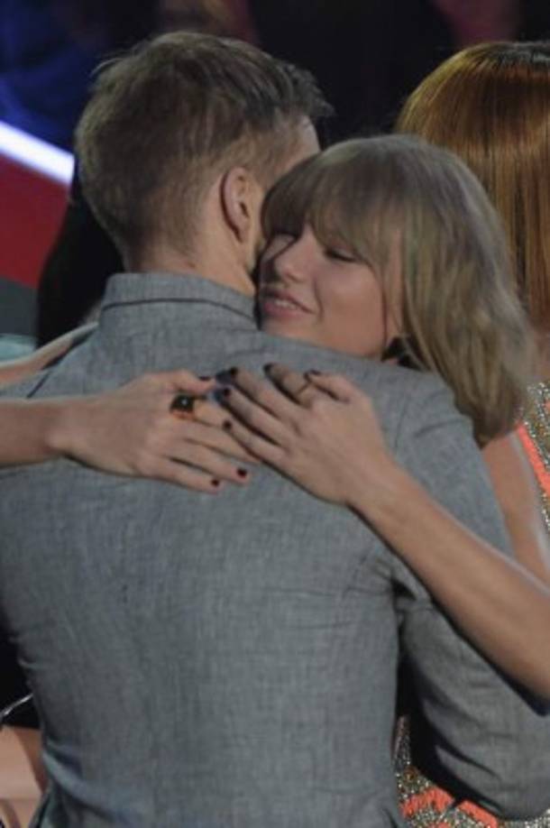 Calvin Harris abraza a su novia Taylor Swift.