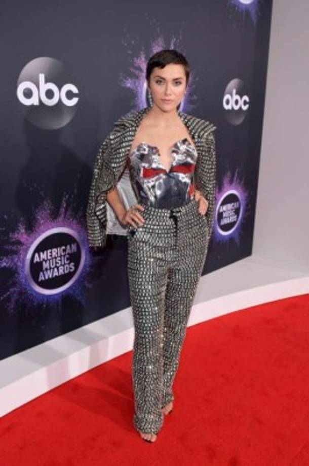 La cantante y actriz Alyson Stoner también decantó por los metálicos en un traje de dos piezas.