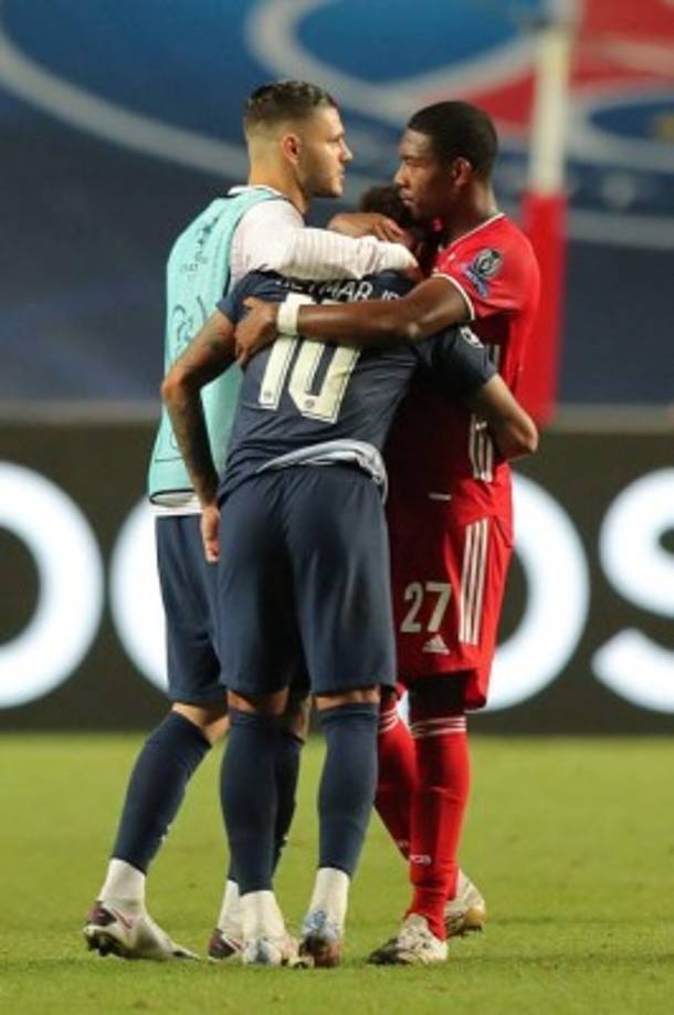 El jugador David Alaba del Bayern Múnich fue a consolar a Neymar tras ver al brasileño llorando.