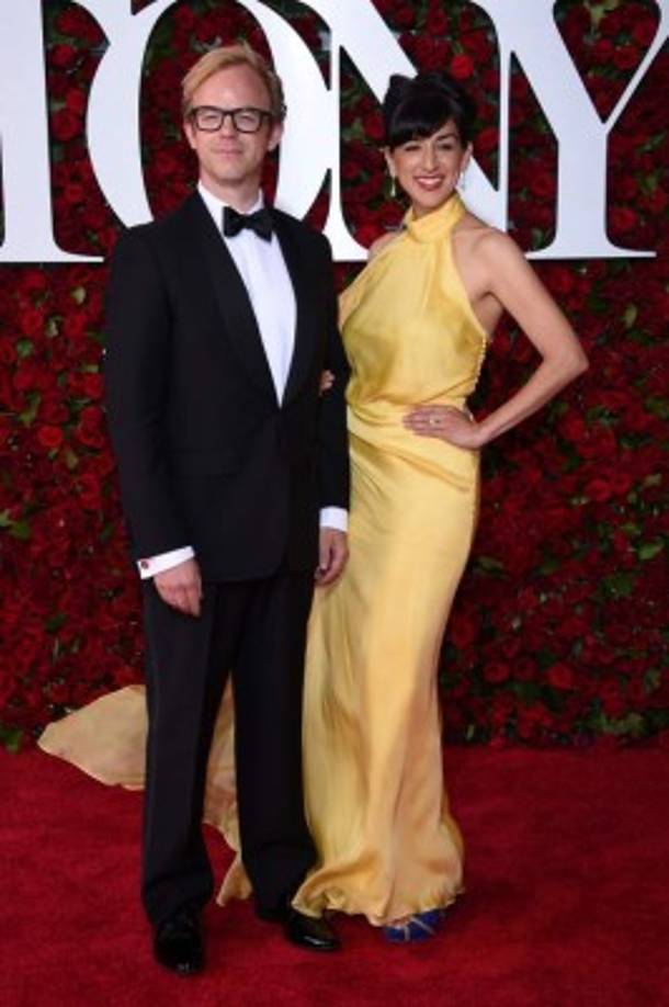 El diseñador Justin Townsend y la actriz Elena Araoz en los premios Tony 2016.