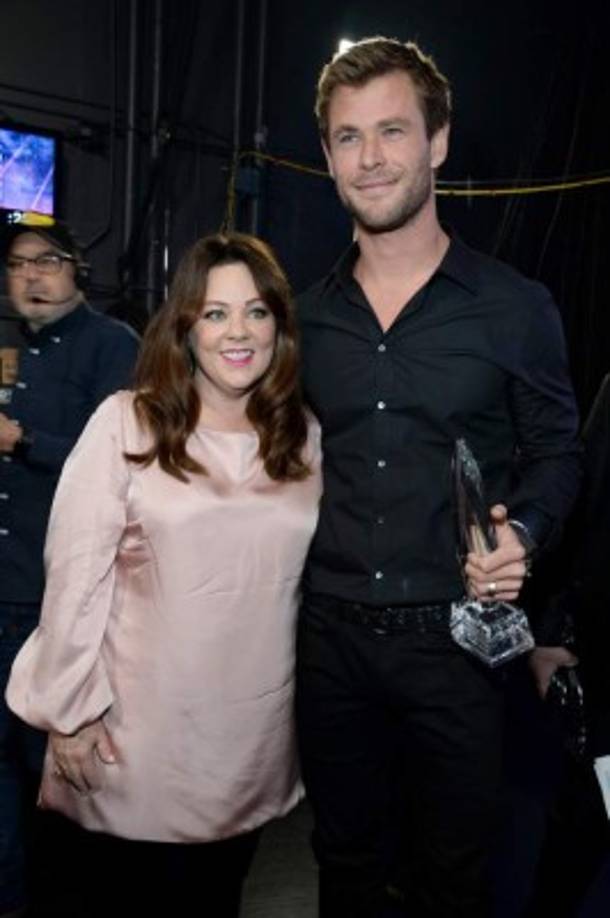 Melissa McCarthy posa con Chris Hemsworth tras hablar durante varios minutos en la importante premiación.