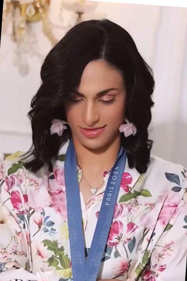 Imane lució feliz con su transformación y la cual acompañó con la presea de oro que conquistó en la capital de Francia.