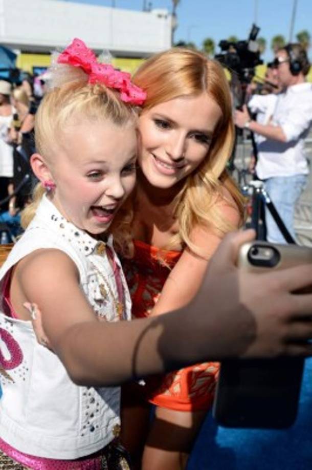 Bella Thorne se toma una foto con una fanática.