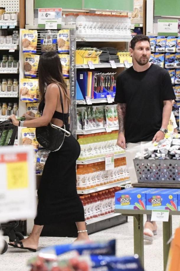 Messi y Antonela recorriendo los pasillos del supermercado en Miami, ante la mirada de muchos presentes.