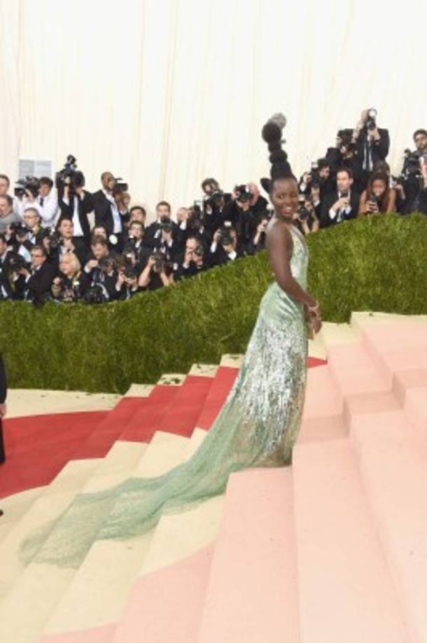 La actriz ganadora del Oscar parecía una diosa africana con su look futurista.