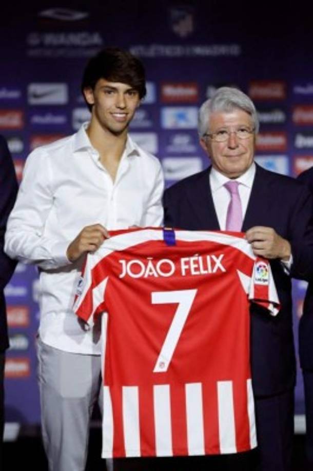 Joao Félix: El Atlético de Madrid presentó al joven delantero portugués como su fichaje galáctico, llega procedente del Benfica y es catalogado como el heredora de Cristiano Ronaldo en Portugal. El chico de 19 años de edad firmó por los colchoneros a cambio de 126 millones de euros.