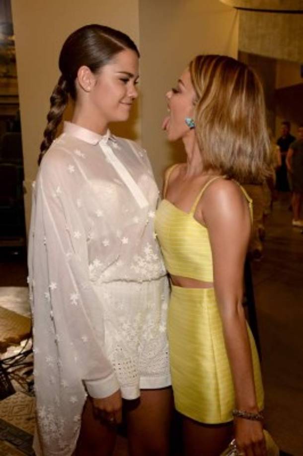 Maia Mitchell y Sarah Hyland.