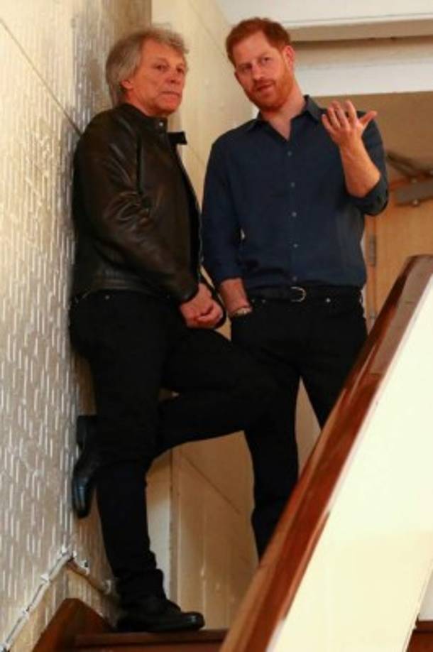 Harry puso su voz para regrabar el hit de Jon Bon Jovi 'Unbroken' (2019), con el que busca recaudar fondos para su organización 'Invictus Games', que ayuda a veteranos de guerra.