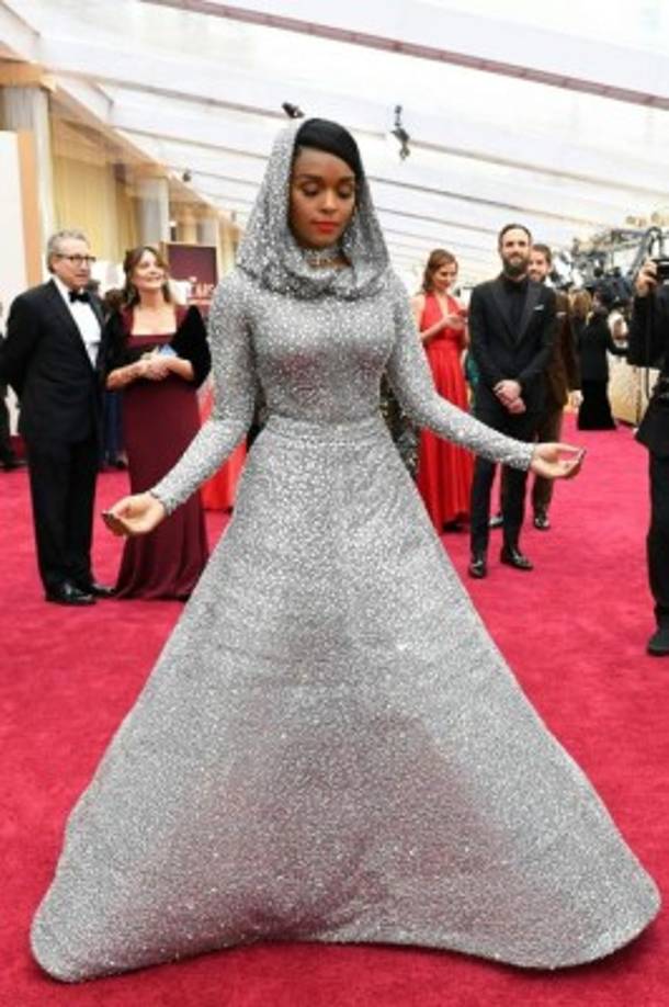 Janelle Monae parecía salida de un cuento siniestro en un vestido con capucha.