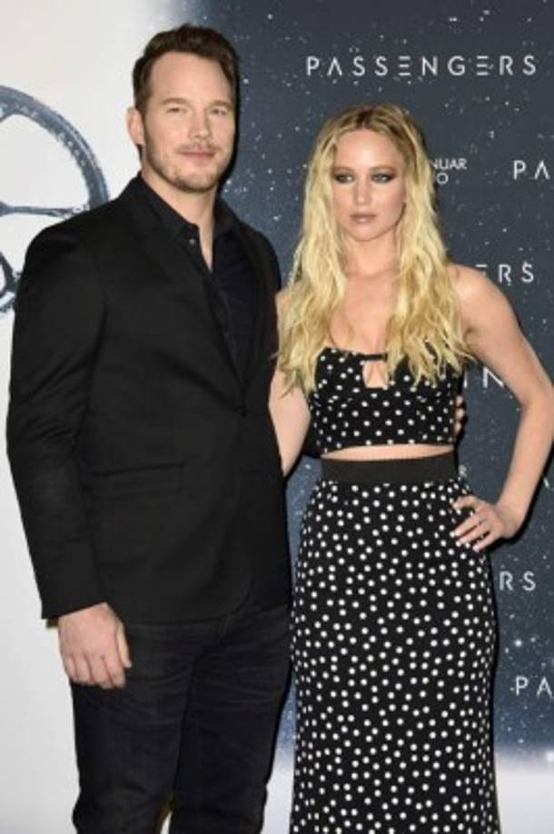 Jennifer en un 'crop tops' y las combinaciones con faldas midi, así que el look de Dolce&Gabbana que eligió para su paso por Berlín se va directo a nuestros favoritos. Completó el 'outfit' con unos salones de Christian Louboutin.