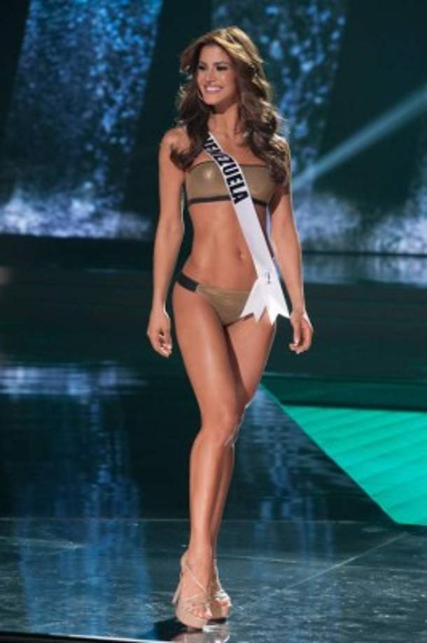 VENEZUELA. Mariana Jiménez lució mal peinado y pésimo vestido para gala. Si no clasifica sería justo. No es femenina.