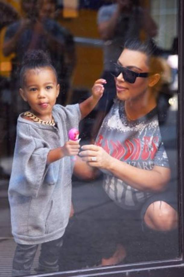 En esta imagen la pequeña North no se deja intimidar por la prensa.