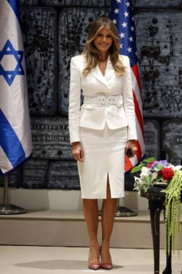 Con los ojos de la crítica examinando con detalle sus glamurosos atuendos, Melania logró no solo imponerse como un ícono de moda en el mundo de la política, sino también mostró una faceta hasta ahora desconocida de la enigmática exmodelo, su lado humano que logró conquistar corazones en Europa y Oriente Medio.
