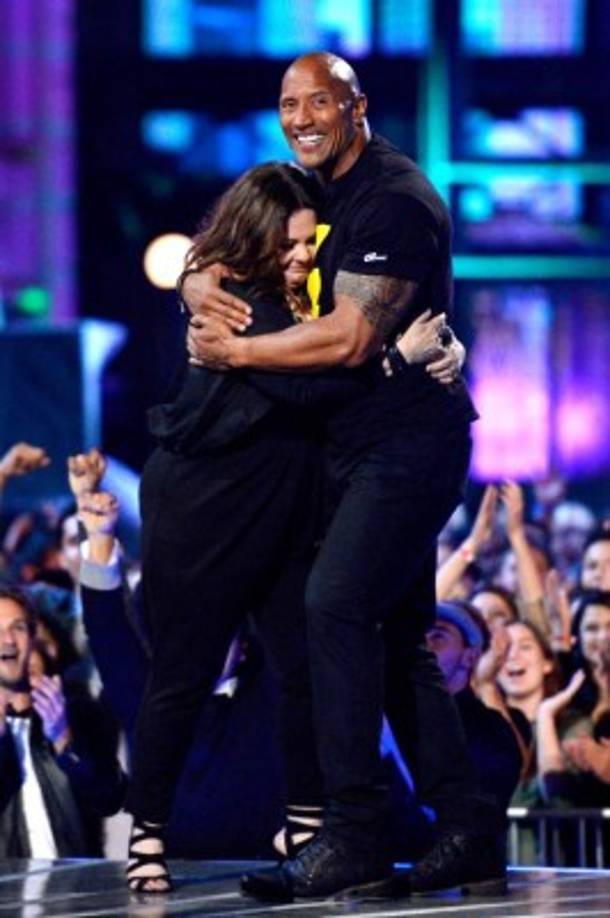 Melissa McCarthy abraza a La Roca.<br/>