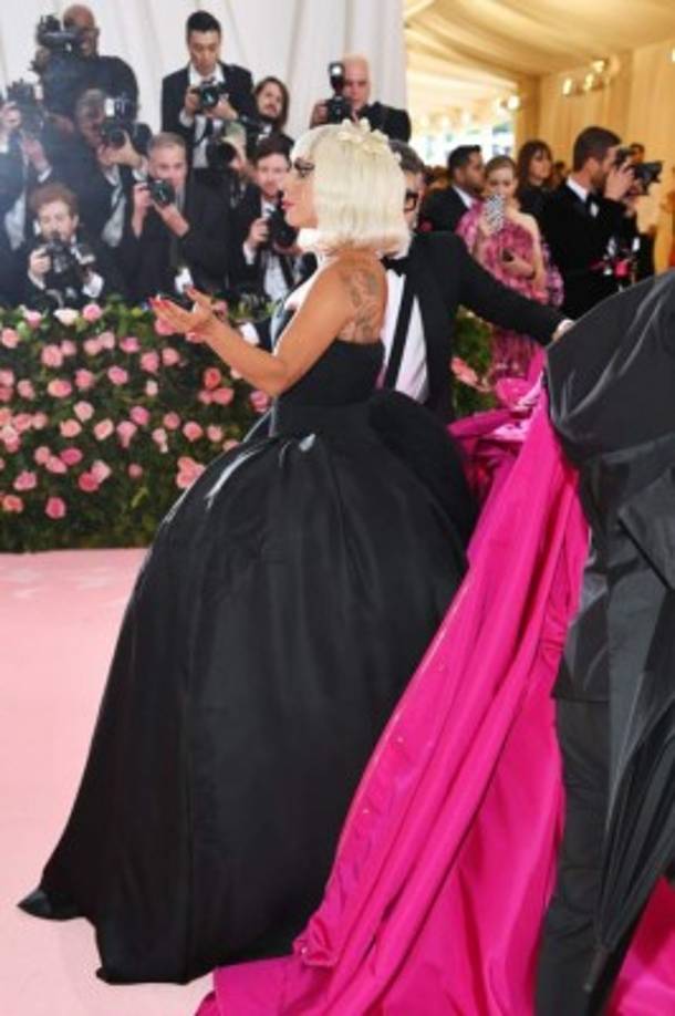 Gaga lució un segundo look en la noche con un vestido negro con corte de corazón, siempre del diseñador Brandon Maxwell.