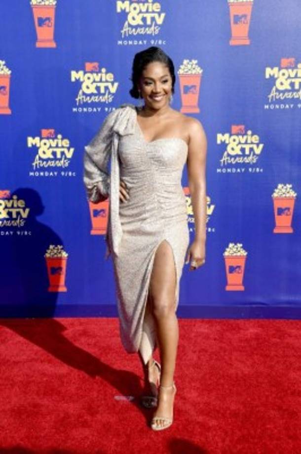 La actriz Tiffany Haddish estuvo entre las pocas que optaron por un estilo glamurosa en la alfombra de los MTV Movie & TV Awards.