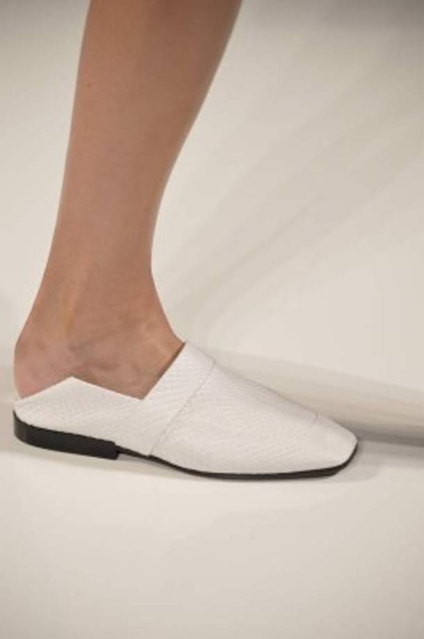 No puedo llevar más tacones. Al menos, no mientras trabajo', confiesa a su sorprendido interlocutor, que observaba incrédulo los mocasines blancos de la ex spice.