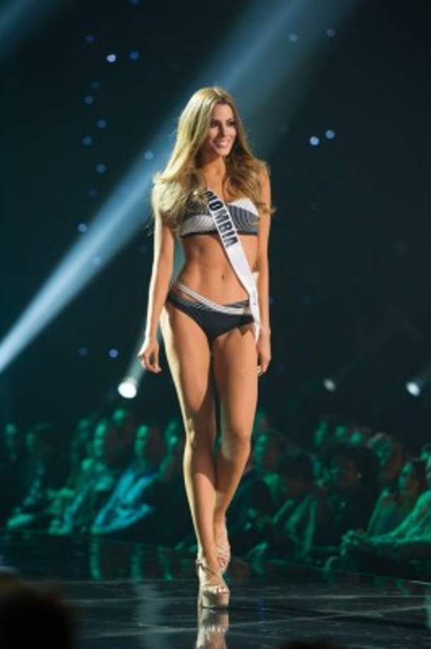 COLOMBIA. Ariadna Gutiérrez no ganará, pero lució impecable. Su defecto de rodillas pegadas lo disimula en la pasarela en bañador.