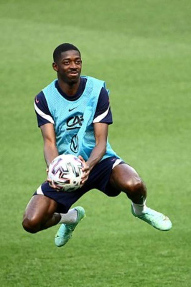 Ousmane Dembélé, internacional francés, dejó abierto su futuro en el Barcelona, con el que acaba contrato en 2022, y precisó que ni él ni el club 'tienen prisa' para una posible renovación, en una entrevista publicada en L'Equipe. Foto AFP.