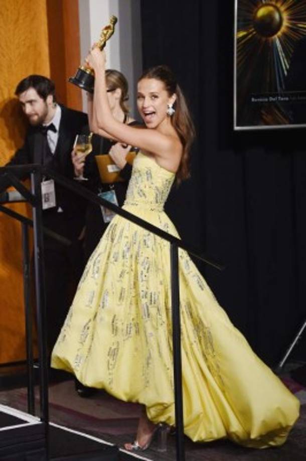 La sueca Alicia Vikander luego de recoger su premio Oscar a Mejor Actriz de Reparto por la película 'La chica danesa'