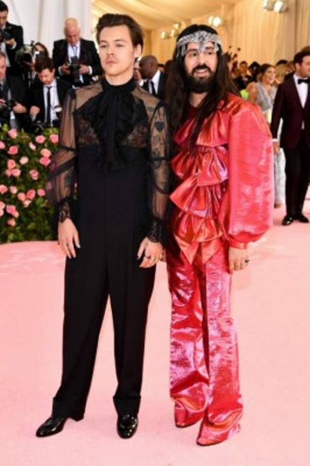 Los presentadores de la noche, el cantante Harry Styles (i) y el director creativo de Gucci, Alessandro Michele (d).