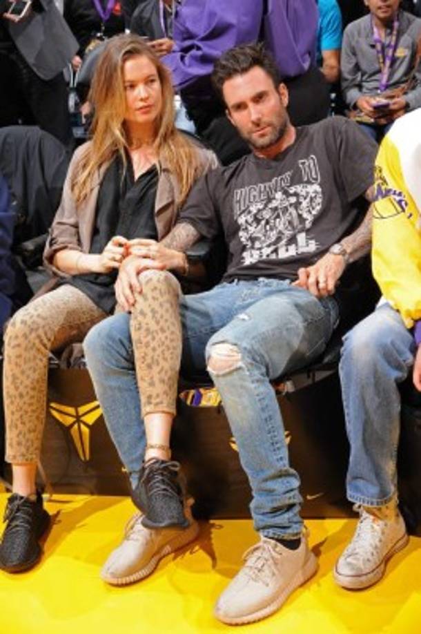 La modelo Behati Prinsloo con su esposo el cantante, Adam Levine.