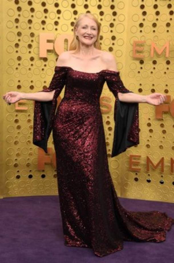 La actriz Patricia Clarkson brilló en un traje en color bourbon.
