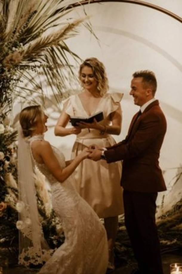 Los recién casados se comprometieron en noviembre de 2019 después de una semana particularmente dura para la antigua estrella juvenil, que perdió a uno de sus tíos, al que estaba muy unido, y tras regresar a casa del funeral se encontró con que toda su vivienda se había inundado.