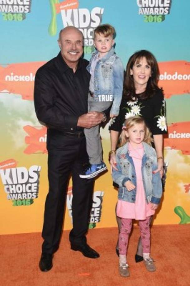 El dr. Phil McGra son su esposa e hijos.