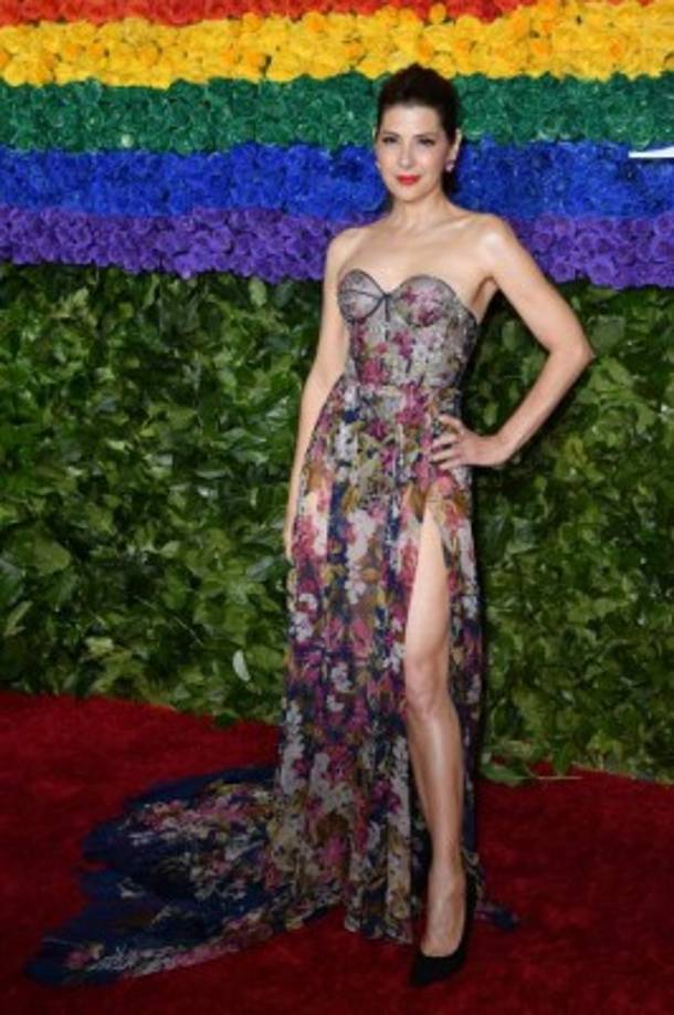 Marisa Tomei lució un vestido floral con un escote pronunciado en su pierna.<br/>