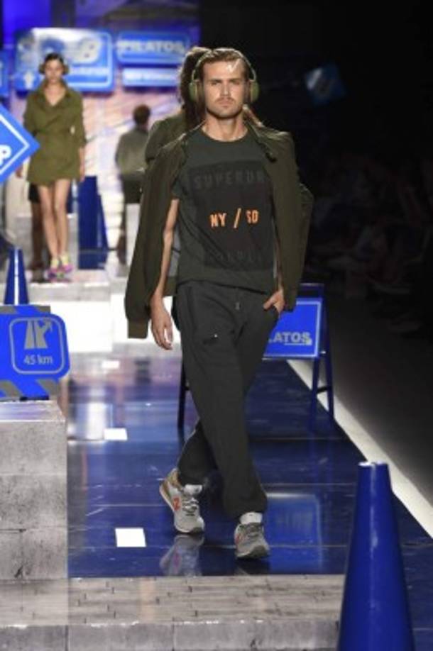 New Balance y Pilatos. La tendencia “sporty chic” fue la inspiración para una colección donde los tonos oscuros y principalmente el negro, son el eje de la propuesta. Hay mucho pantalón estilo Jagger o Aladino, denim, algodones, prendas elásticas propias del gimnasio y es una fusión de estilo urbano. El calzado de New Balance con las propuestas de Pilato son una fusión para gente joven.