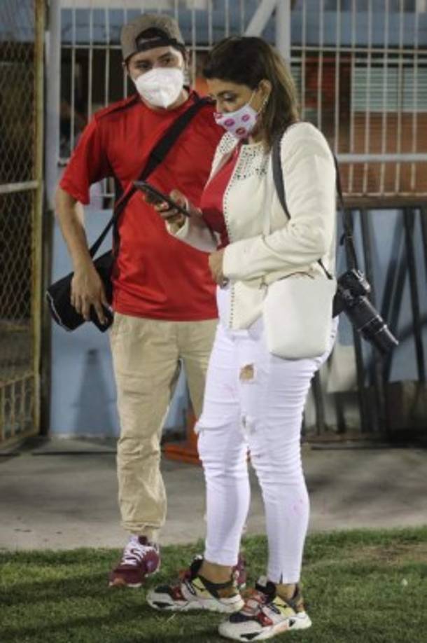 La periodista Mayra Pastrana atenta a su trabajo previo al pitazo inicial del juego.