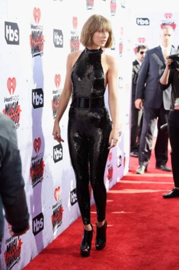 La joven llegó en un jumpsuit color negro.