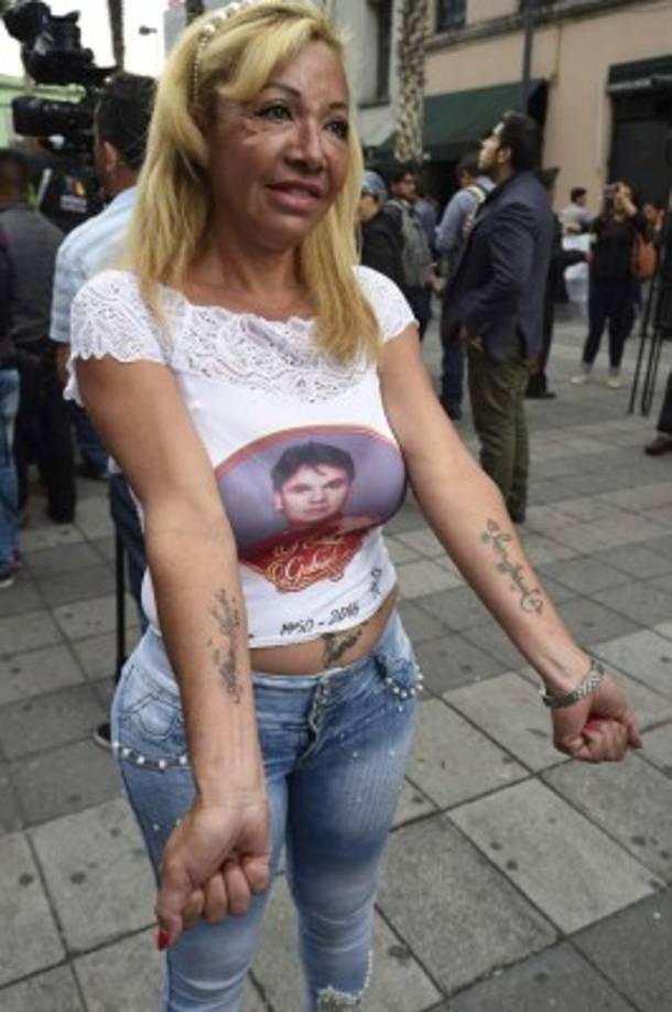 Esta mujer se tatúo el nombre Juan Gabriel en su brazo.
