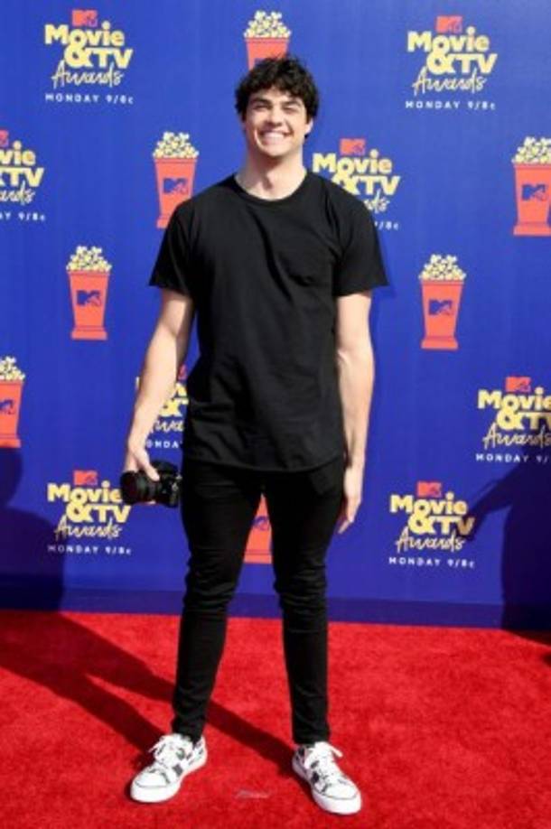 El actor Noah Centineo le dio la vuelta a los roles y llegó fotografiando a todos con su cámara.