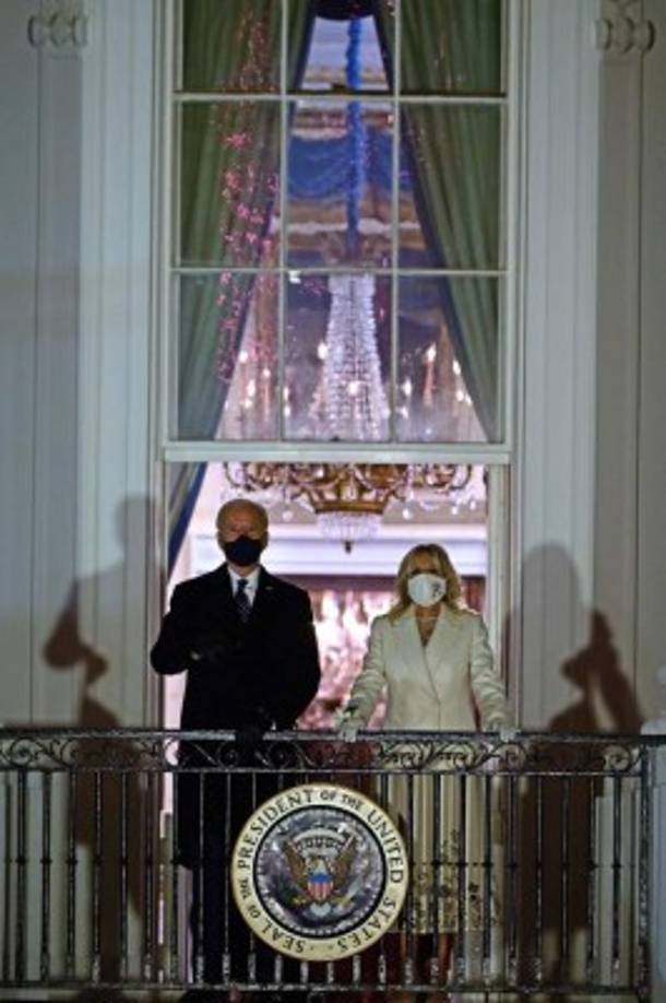 Transmitida de manera virtual y con muchos fragmentos grabados con antelación, la emisión 'Celebrating America' (Celebrando a Estados Unidos) fue el reemplazo de los tradicionales bailes y conciertos multitudinarios que normalmente animan la capital estadounidense durante cada toma de posesión, este año cancelados por la pandemia del covid-19.